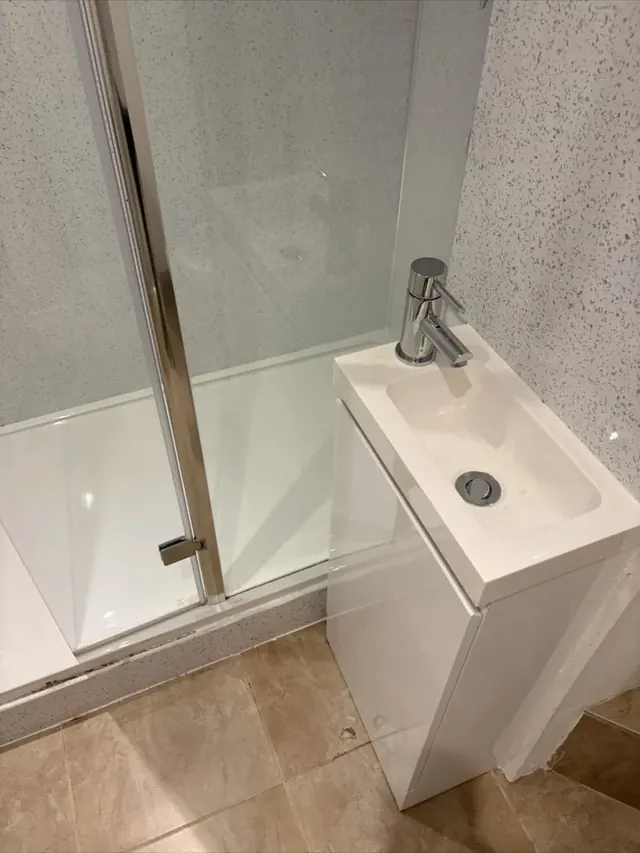 Basin and shower tray after professional cleaning