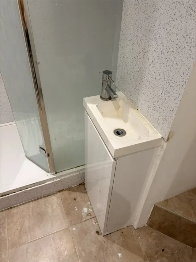 Basin and shower tray before professional cleaning