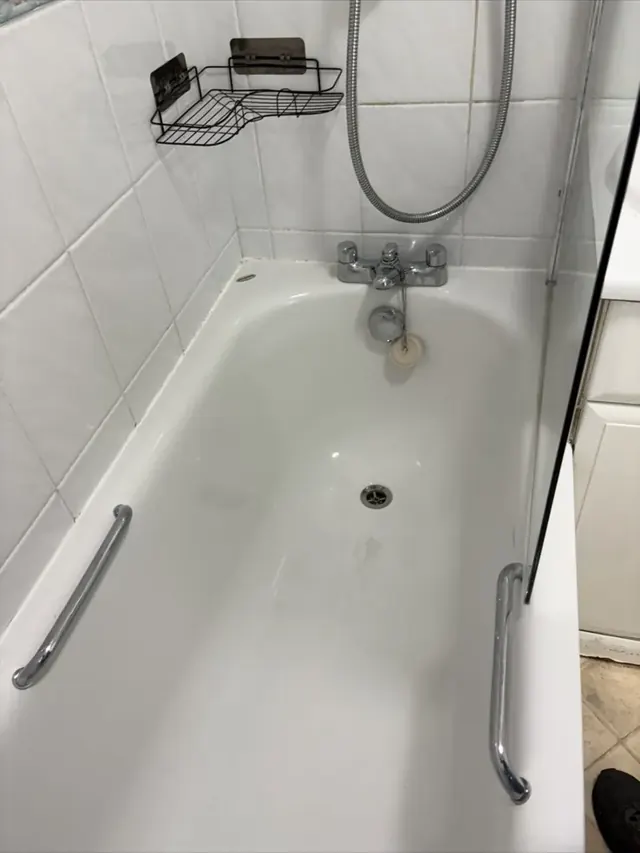Bath, mould and stains after professional cleaning