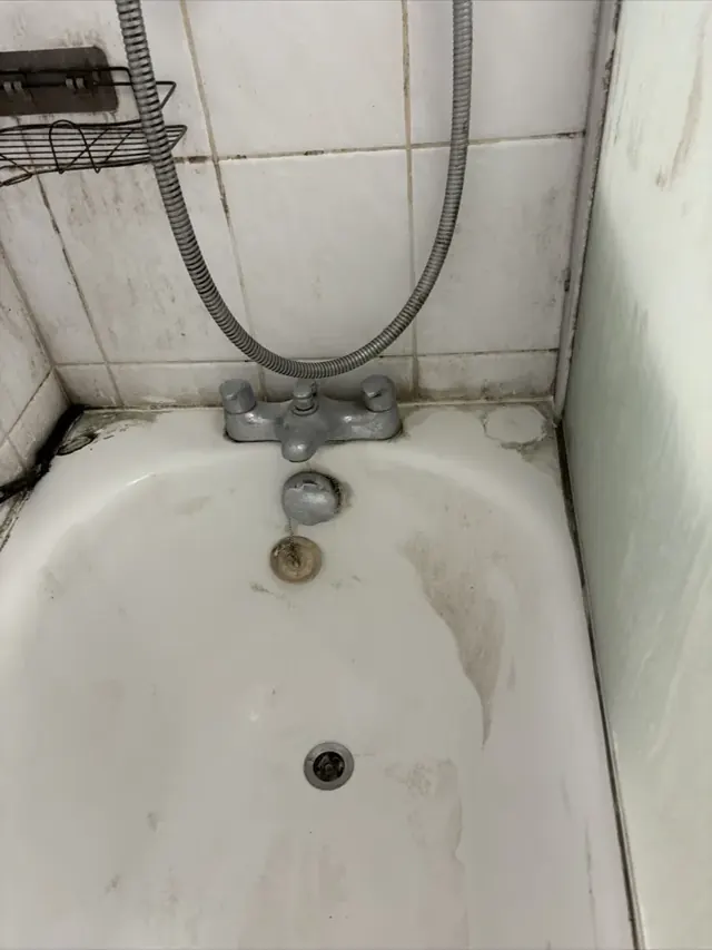 Bath, mould and stains before professional cleaning
